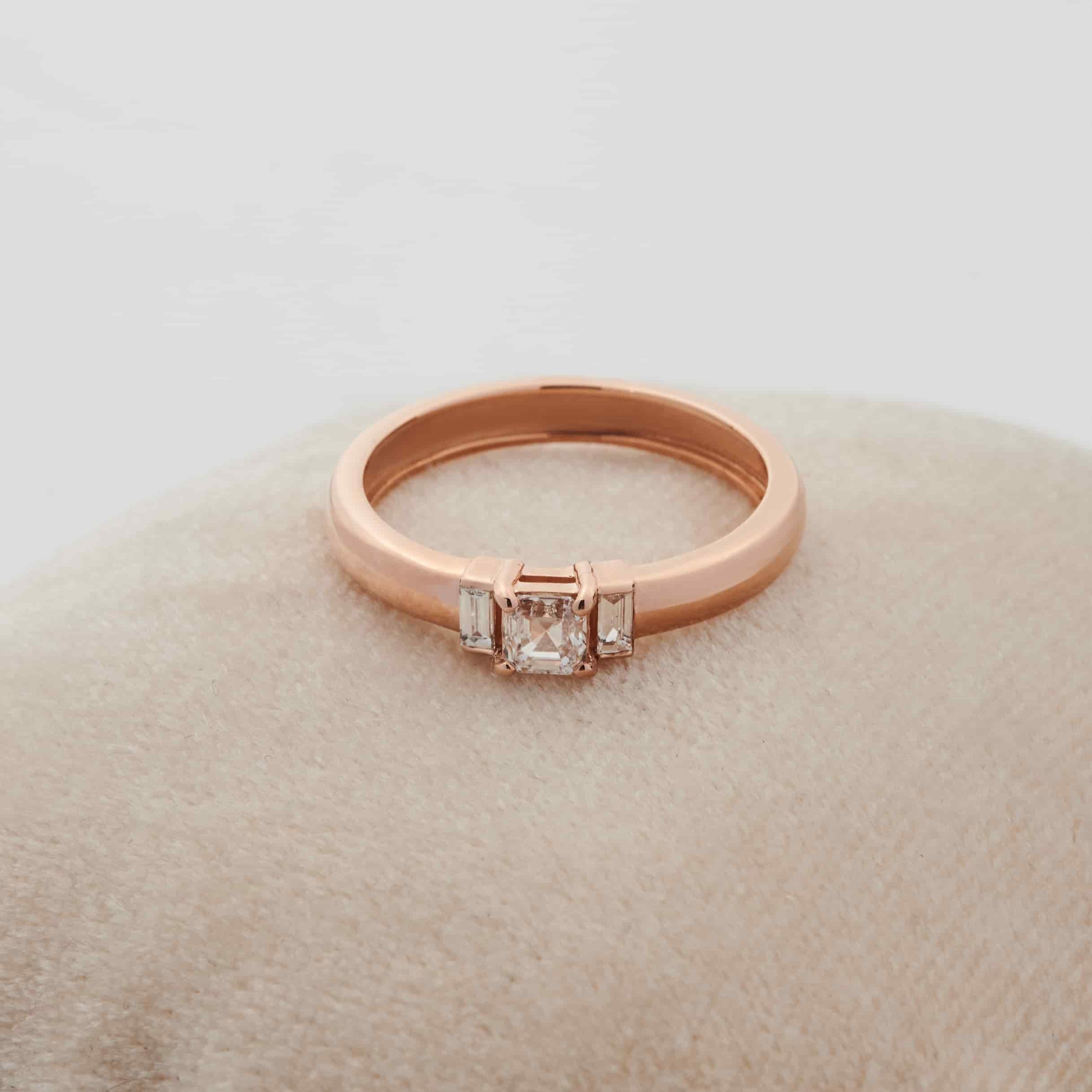 Gold Ring with Asscher Diamond 0,3 ct