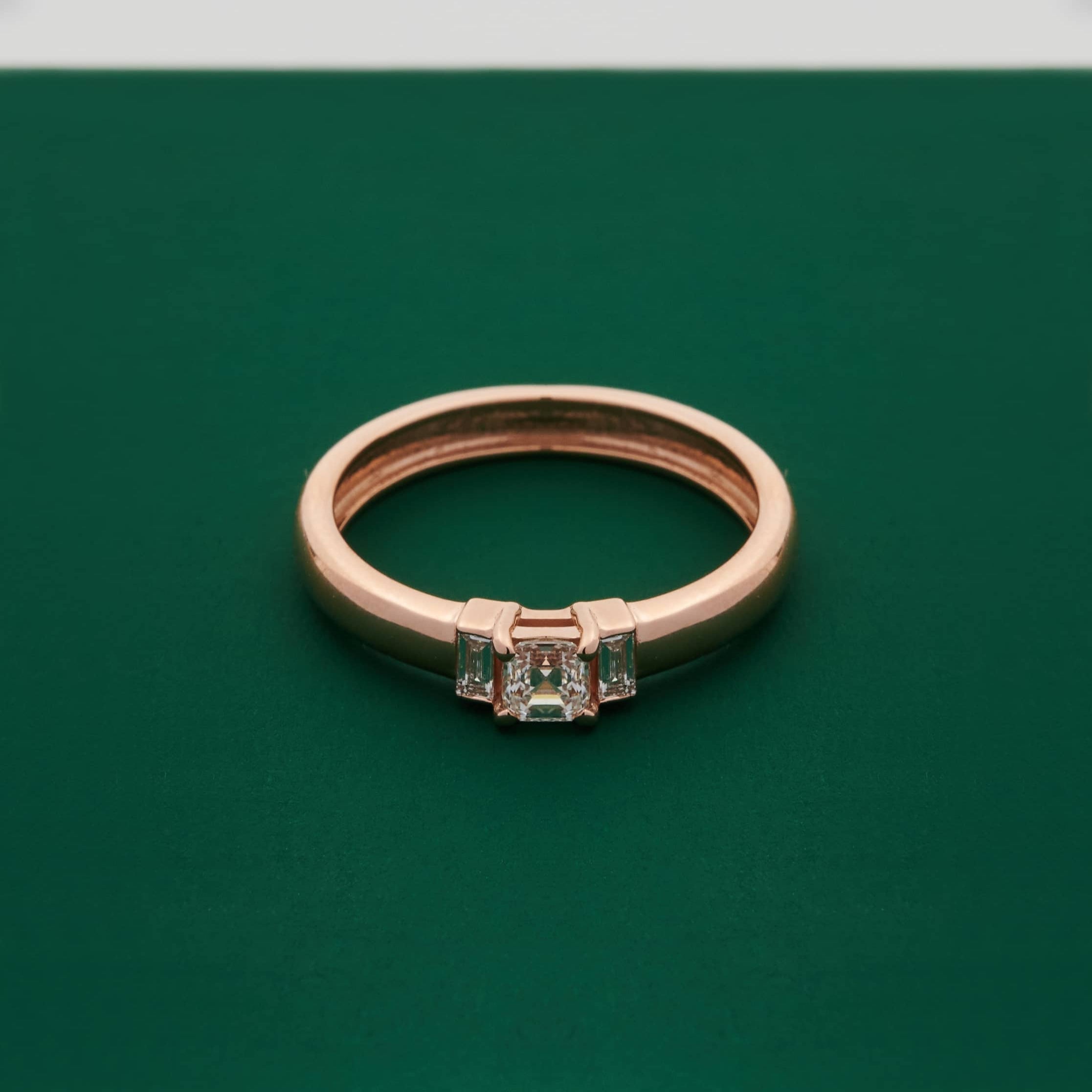 Gold Ring with Asscher Diamond 0,3 ct