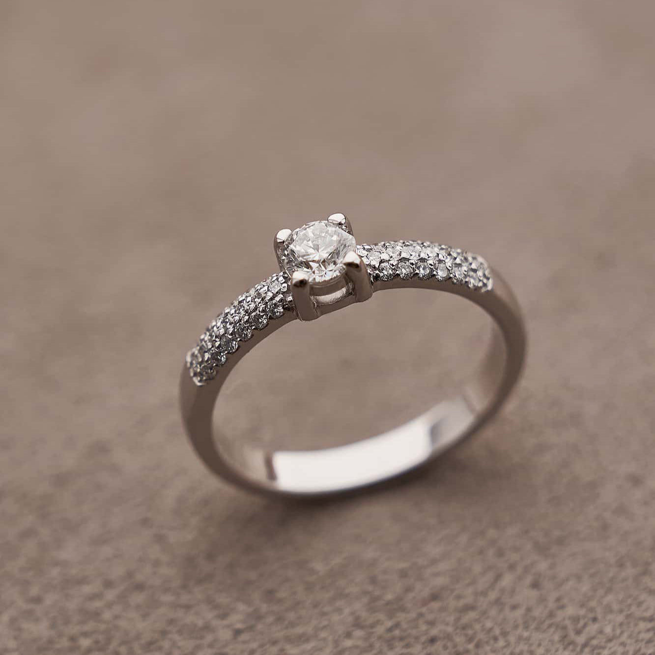 Gold Ring with Round Diamond 0,3 ct