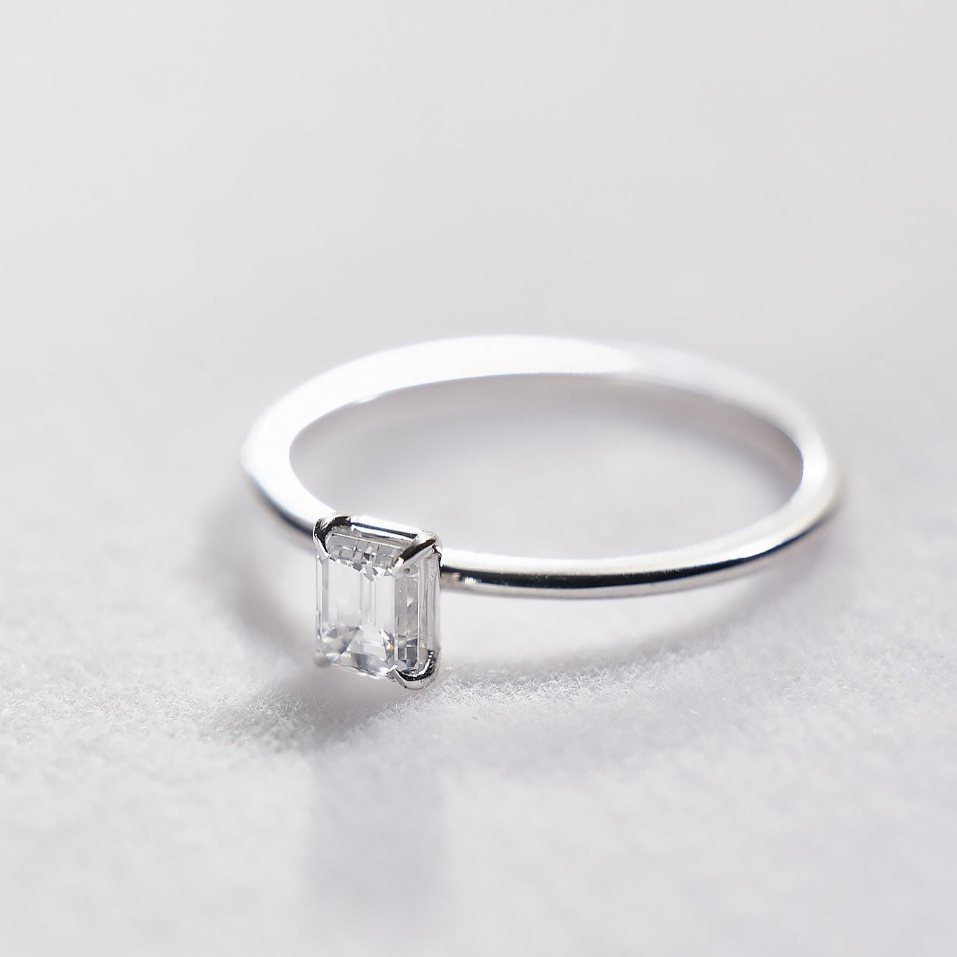 Gold Ring with Emerald Diamond 0,5 ct