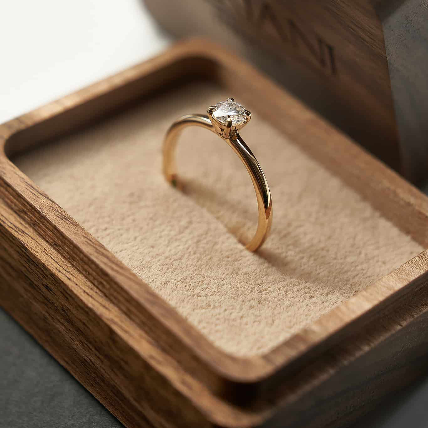 Gold Ring with Round Diamond 0,3 ct