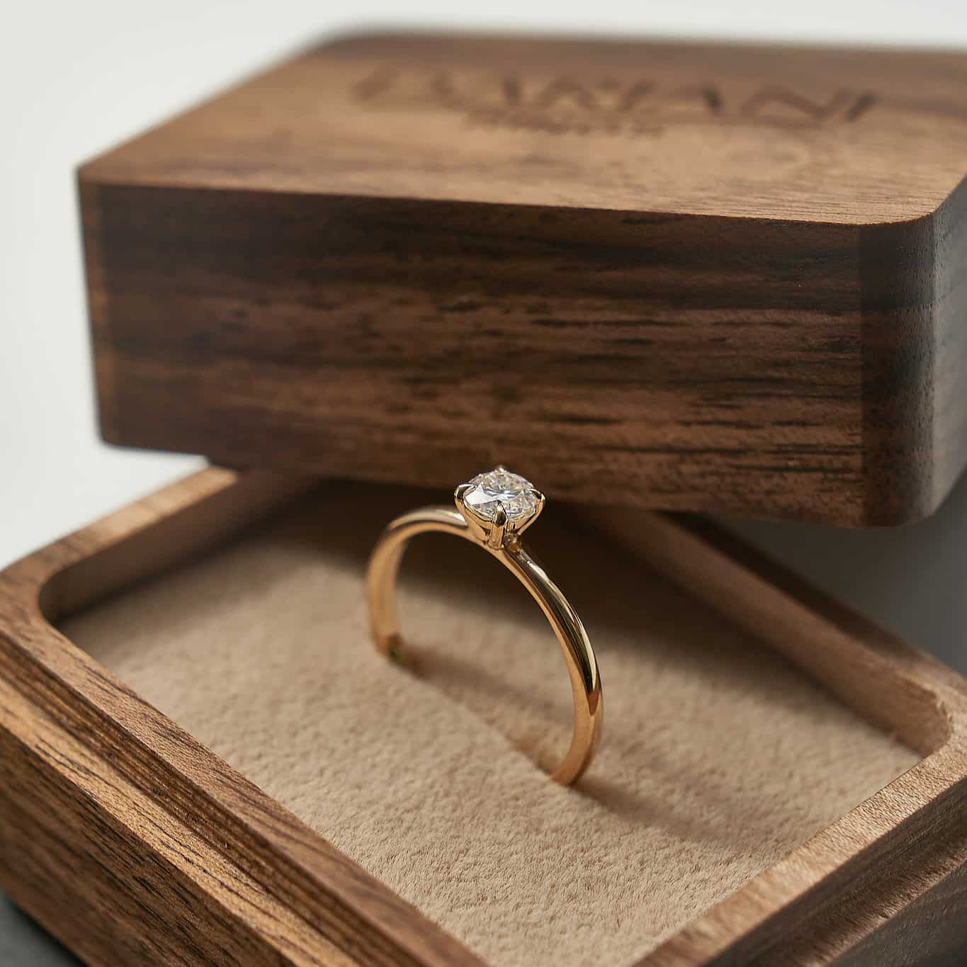 Gold Ring with Round Diamond 0,3 ct