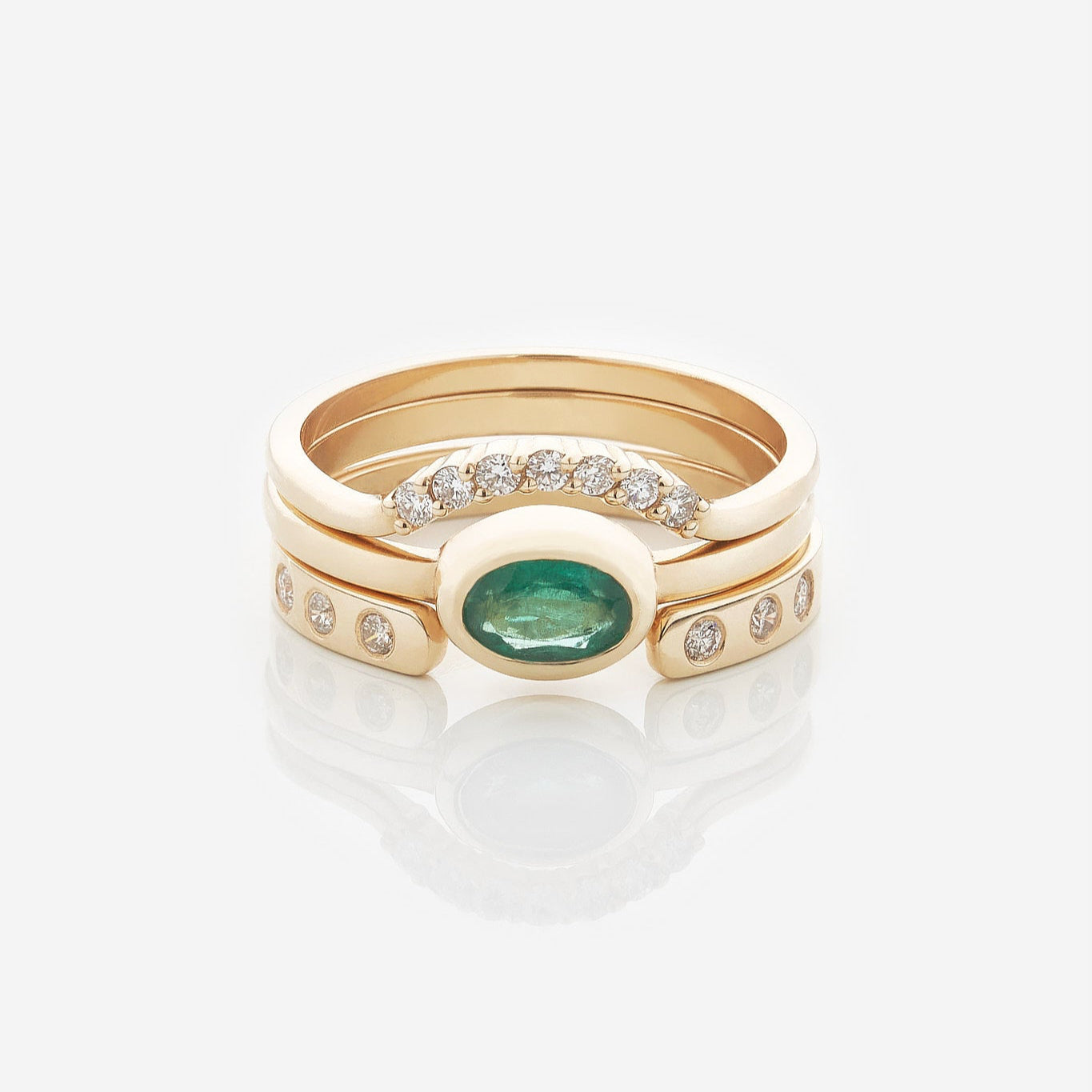 Gold Ring set with Emerald and Diamonds