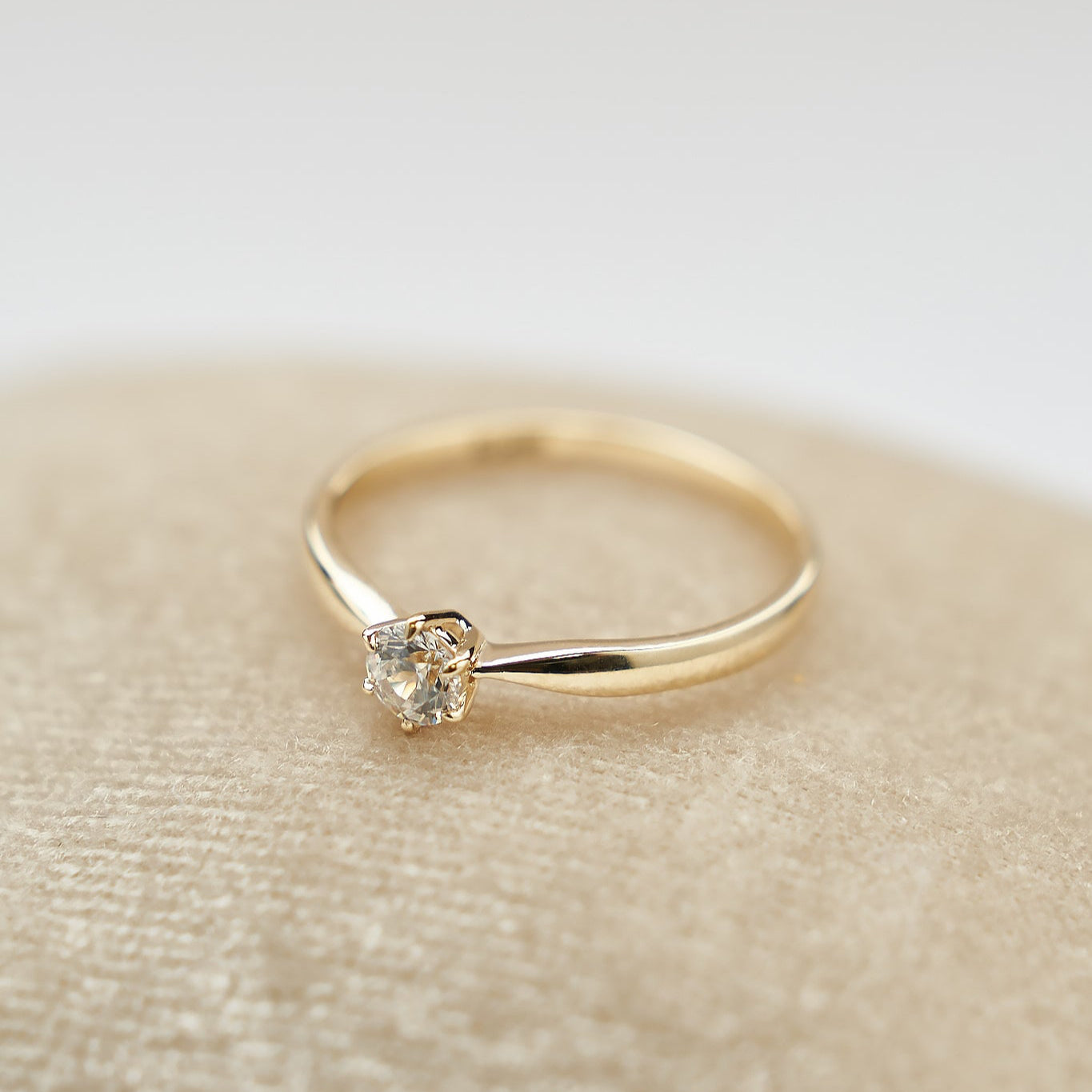 Gold Ring with Round Diamond 0,3 ct