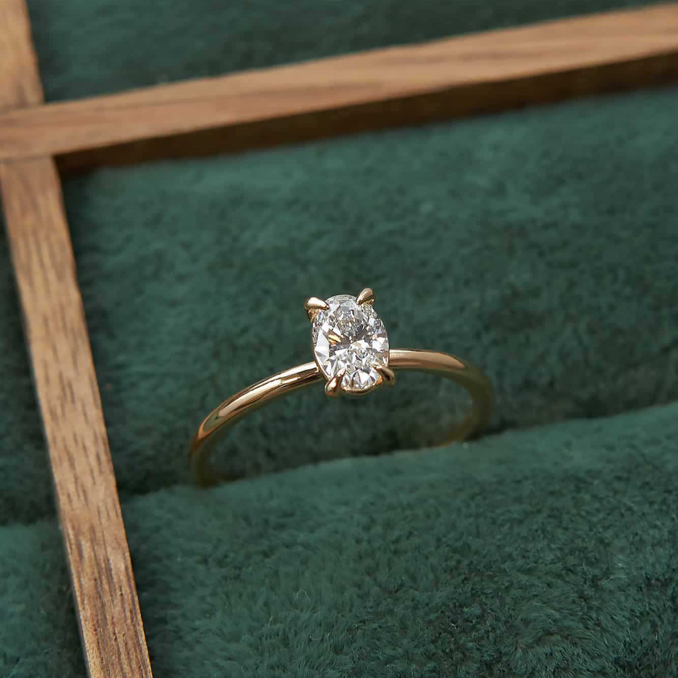 Gold Ring with Oval Diamond 0,5 ct