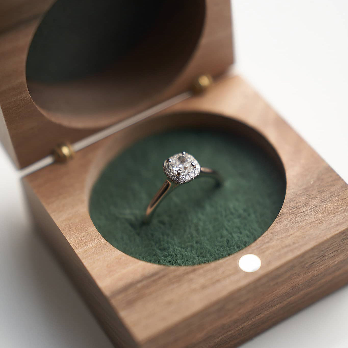 Gold Ring with Cushion Diamond 0,5 ct