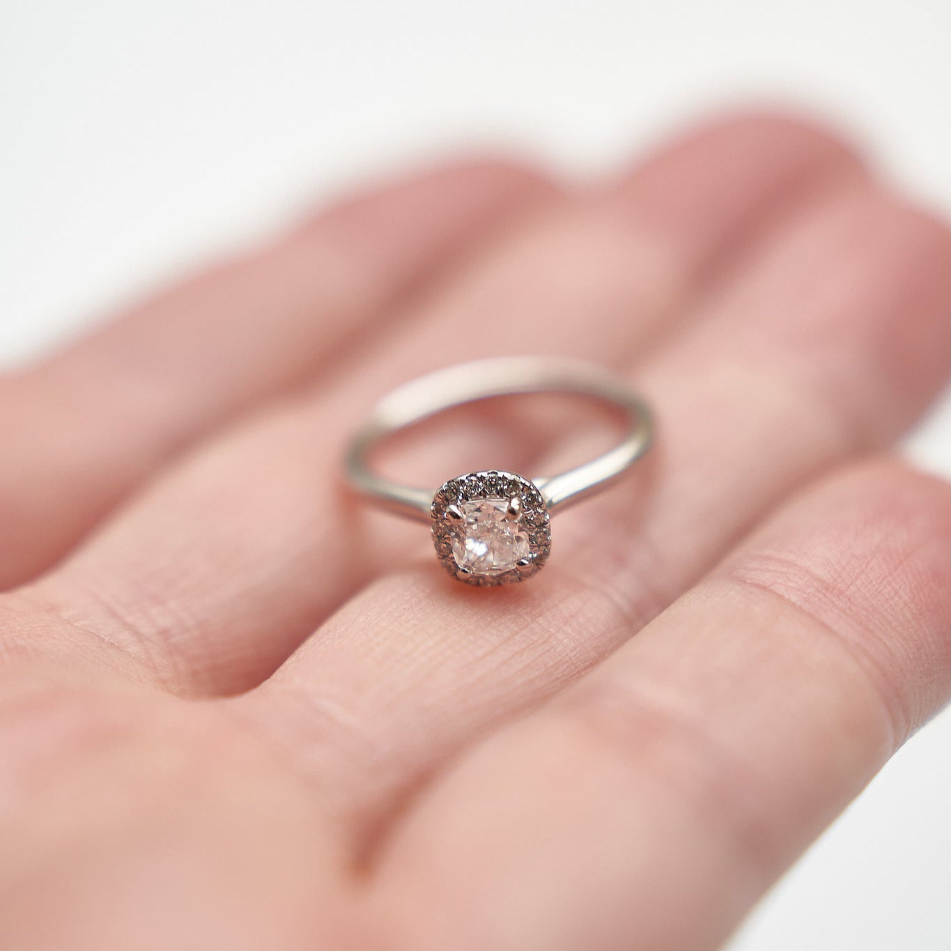 Halo Ring with Cushion Diamond 0,5 ct