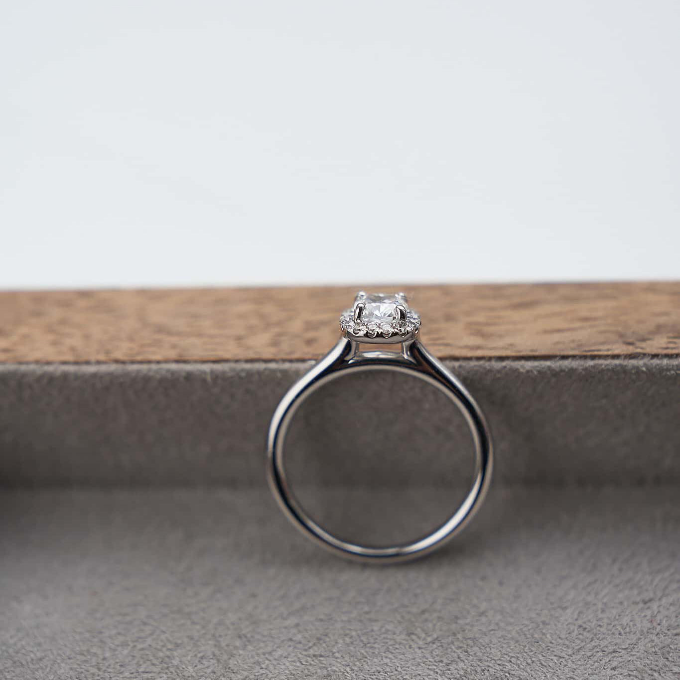 Halo Ring with Cushion Diamond 0,5 ct